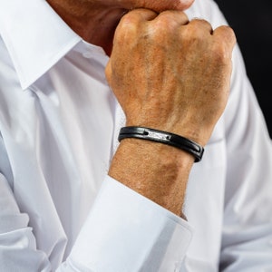 Pulsera de cuero y plata de ley para hombre con iniciales grabadas - Pulsera de pareja personalizada - Regalo de aniversario - Pulsera con mensaje de amor.