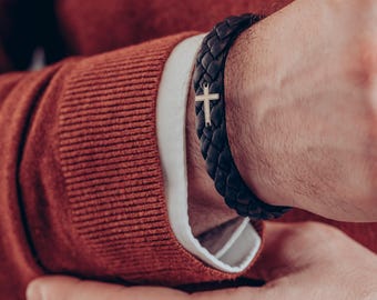 Personalisiertes geflochtenes Lederarmband mit 14K Gold Kreuz - Christliches Geschenk
