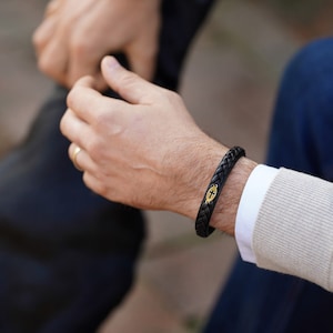 Aangepaste echte 14k gouden christelijke leren kruisarmband voor heren - aanpasbare gravure - cadeau voor zoon - christelijke sieraden voor hem