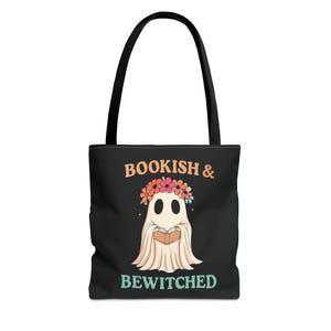 Bolsa de tela de Halloween con temática de libros y hechizos / Ideal para amantes de los libros / Bolsa de tela de lona con un fantasma de dibujos animados con corona de flores sosteniendo un libro