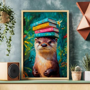 Op de afbeelding: Een ingelijste kunstafdruk met een speelse otter die een stapel kleurrijke boeken op zijn hoofd balanceert. De otter heeft bruine vacht en een nieuwsgierige uitdrukking, tegen een weelderige, groene achtergrond.