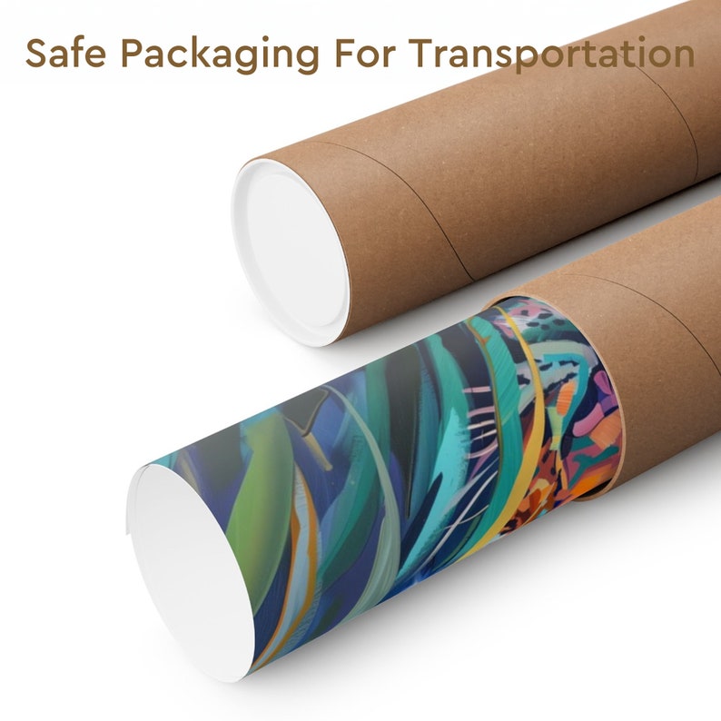Może przedstawiać: Kolorowy abstrakcyjny wydruk zwinięty i zapakowany w brązową tubę kartonową. Tekst "Safe Packaging For Transportation" jest widoczny w g&oacute;rnej części obrazu.