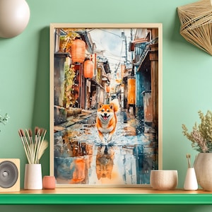 Op de afbeelding: Een aquarel schilderij van een Shiba Inu hond die door een smalle, geplaveide straat in Japan rent. De hond is bruin en wit met een gelukkige uitdrukking. De straat is omzoomd met traditionele Japanse gebouwen en lantaarns.