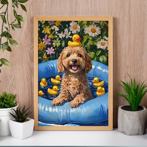 Poster di labradoodle con piscina a forma di paperella di gomma, arte murale per il bagno, cameretta per cani divertente, cucciolo carino da giardino, ritratto di animale domestico, stampa per vasca da bagno, decorazione per il bagno
