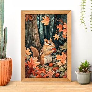 Könnte beinhalten: Ein Aquarellbild eines Streifenhörnchens, das in einer Waldlandschaft eine Nuss isst. Das Streifenhörnchen ist braun und weiß mit einem buschigen Schwanz. Der Wald ist voller Herbstlaub in Rot-, Orange- und Gelbtönen.