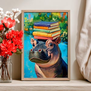 Pode incluir: Uma impressão artística emoldurada com um hipopótamo sorridente equilibrando uma pilha de livros coloridos na cabeça. O hipopótamo é pintado em tons de cinza e marrom, em um fundo azul e verde vibrante. A obra de arte está em uma moldura de madeira.