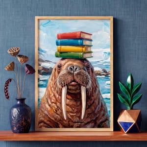 Puede incluir: Una impresión de pintura al óleo enmarcada que muestra una morsa marrón con largos colmillos blancos equilibrando una pila de cuatro libros en rojo, azul, amarillo y verde sobre su cabeza, sobre un fondo azul texturizado con un jarrón de vainas de loto secas.
