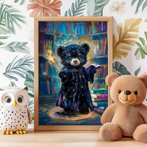 Puede incluir: Una impresión enmarcada muestra un oso negro vestido de mago, sosteniendo una varita y un libro. El oso está frente a una biblioteca. La obra de arte tiene un tema de fantasía y un estilo caprichoso.
