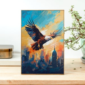 Può includere: Un dipinto di un'aquila calva che vola sopra una città con un tramonto sullo sfondo. L'aquila è marrone e bianca con un becco giallo. La città è composta da edifici alti con un cielo blu e arancione.