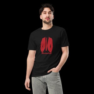 Pode incluir: Uma camiseta preta com um gráfico vermelho de um terno estilizado e a palavra "Sciatta" impressa abaixo.