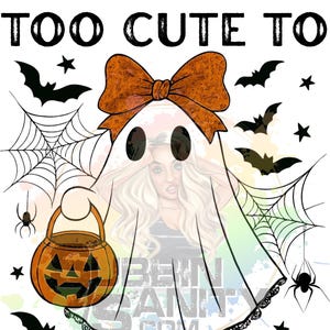 Könnte beinhalten: Ein Halloween-Grafik mit dem Text "TOO CUTE TO SPOOK". Es zeigt einen Geist mit einer Schleife, der einen Kürbislaternen-Eimer hält, umgeben von Fledermäusen, Spinnen und Spinnweben. Das Design ist in Schwarz, Orange und Weiß gehalten.