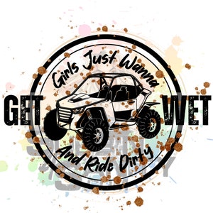 Könnte beinhalten: Eine Schwarzweißillustration eines Geländewagens für Mädchen mit dem Text "Girls Just Wanna Get Wet And Ride Dirty" in einem Kreis darum herum. Der Hintergrund ist ein Aquarell in Braun, Rosa und Blau.