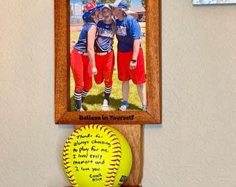 Cadre et support de balle pour le softball et le baseball First. Une façon unique d'afficher un souvenir spécial baseball ou softball. Version suspendue.