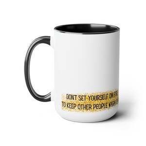 Caneca de café inspiradora em dois tons preto e branco de 15 onças, presente para ela, presente para ele, destaque dourado, colega de trabalho, amiga, irmã.