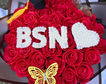 Ramo de graduación de BSN, regalo de RN, MBA, ramo de graduación personalizado, ramo eterno con iniciales de aliento de bebé, flores hechas a mano para sesión de fotos, flor eterna