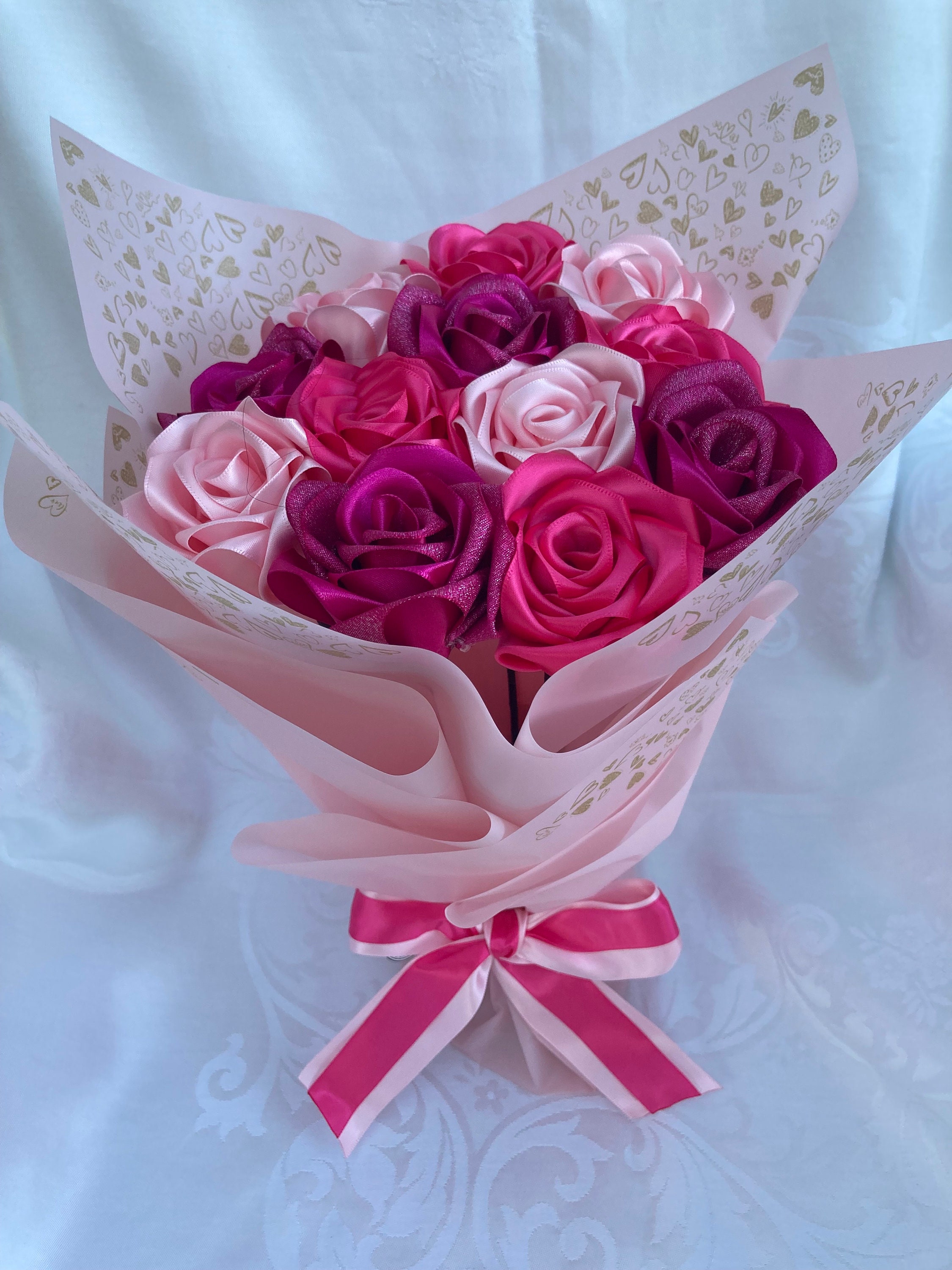 Rosas eternas  Ribbon rose bouquets, Ribbon bouquet, Ribbon flowers bouquet