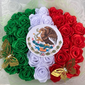Ramo Buchon mit mexikanischer Flagge, Abschlussstrauß, Vaterländischer Strauß, Ewiger Rosenstrauß, handgemachter Blumenstrauß, ewige Rosen, Geburtstag