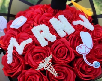 Ramo de graduación de enfermera titulada, regalo para enfermera titulada, regalo personalizado para graduada, ramo eterno con inicial de paniculata, flores hechas a mano para sesión de fotos, flores que perduran.