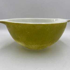 Vintage Pyrex Rührschüsseln: Grünes und Gelbes Nesting Set