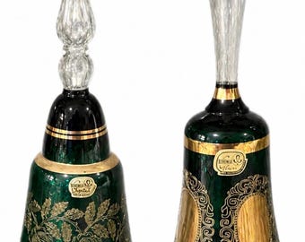Coppia vintage di campanelle boho in cristallo ceco verde, decorate con incrostazioni dorate e dipinte a mano, stile bohémien glamour.