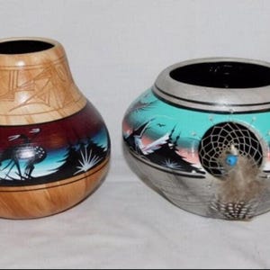 Jarrón de cerámica Navajo y maceta atrapasueños pequeña, firmados por P. Blackhorse, se venden por separado.