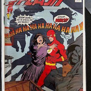 Könnte beinhalten: Comic-Cover für "Flash" Ausgabe #33. Das Cover zeigt Flash in einem rot-gelben Anzug, eine Frau in einem lila Kleid und eine schattenhafte Figur. Text enthält "STOP HIM! HE'S STEALING MY BABY!!" und "STOP... WHO?!"