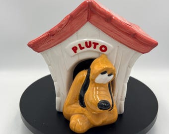 Tarro de cerámica vintage con forma de casita de perro de Pluto de Disney, o maceta, de TELEFLORA, década de 1990.