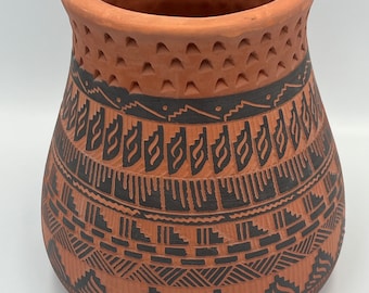 Vase en poterie Navajo, signé Dee