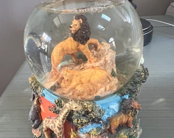 Born Free Spieluhr Schneekugel