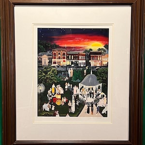 以下が含まれることがあります： 夕暮れ時の町の広場を描いた額入りのプリント。アートワークは、ガゼボ、フォーマルな服装の人々、窓が照らされた建物が特徴です。空はオレンジ色から濃い青色に変化し、暖かい光を放っています。