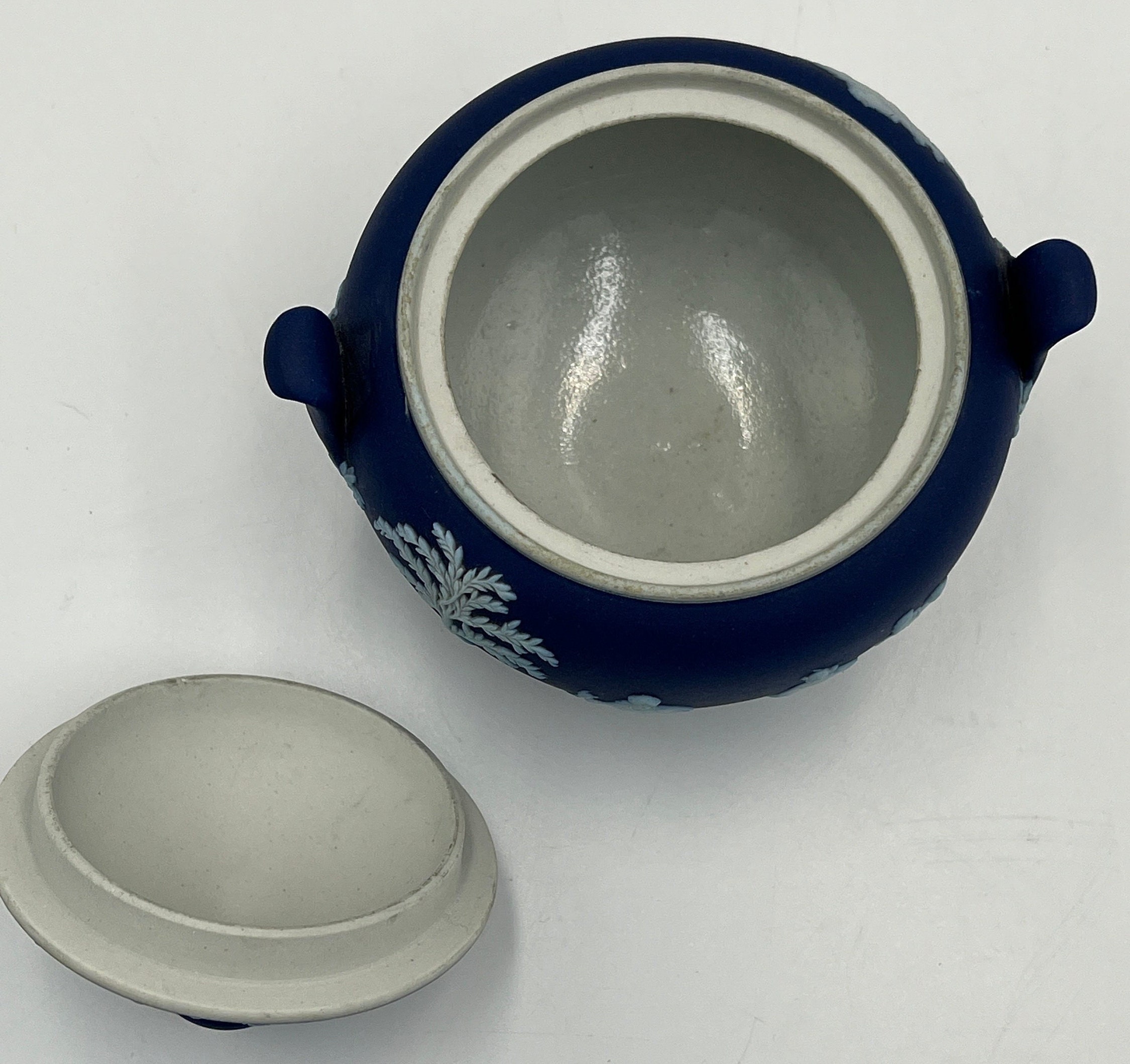 希少 アンティーク ウェッジウッド ジャスパーウェア シュガーボウル クリーマー ネイビージャスパーウェアのシュガーボウルとクリーマー