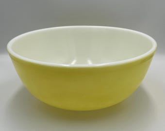 Vintage Pyrex Mixing Bowl, Green Yellow (4-Quart Retro Kitchenware)