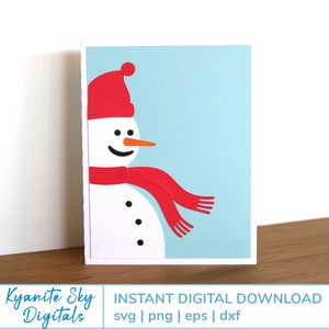 Pode incluir: Um download digital de um boneco de neve com um chapéu e uma echarpe vermelhos sobre um fundo azul claro. O texto "INSTANT DIGITAL DOWNLOAD svg | png | eps | dxf" está na parte inferior da imagem.