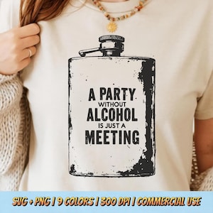 Puede incluir: Camiseta color crema con un gráfico negro de una petaca y el texto "A PARTY WITHOUT ALCOHOL IS JUST A MEETING". El diseño de la petaca tiene un aspecto vintage y desgastado.