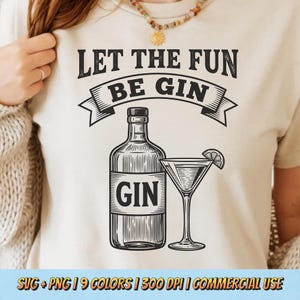 Op de afbeelding: Crèmekleurig T-shirt met een zwart grafisch ontwerp met een gin-fles, een martiniglas met een schijfje citroen en de tekst "LET THE FUN BE GIN". Het ontwerp is in vintage stijl.