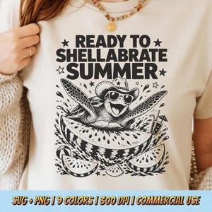 Può includere: T-shirt color crema con grafica in bianco e nero di una tartaruga con occhiali da sole e cappello da cowboy, su un'anguria. Il testo sopra dice "READY TO SHELLABRATE SUMMER".