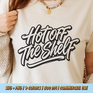 Hot Off The Shelf PNG SVG - Lustiges Buch-Liebhaber-Zitat Lesen Humor Retro Vintage Bibliothek Leser Wortspiel Sublimation Grafik-T-Shirt Design