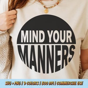 Diseño de camiseta con la frase "Mind Your Manners" en formato PNG y SVG: humor sarcástico, estilo retro, gráfico vintage, para sublimación, declaración de actitud y diseño de camiseta.
