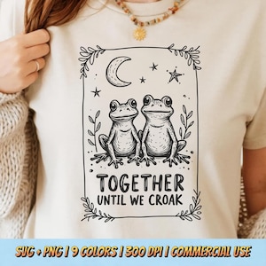 Diseño de camiseta "Juntos hasta que croemos" PNG SVG - Linda pareja de ranas, cita, divertido animal, amor, bosque, estética, naturaleza, sublimación, gráfico de camiseta