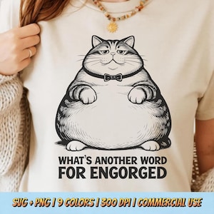 以下が含まれることがあります： クリーム色のTシャツ。大きな猫の漫画イラストが描かれており、蝶ネクタイをしています。猫の下には、黒い文字で「WHAT'S ANOTHER WORD FOR ENGORGED」と書かれています。カジュアルなスタイルで、普段使いに最適です。