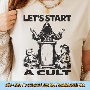 Puede incluir: Camiseta beige con un gráfico en blanco y negro. El gráfico presenta una figura con túnica en un podio con el texto "LET'S START A CULT". Un oso de peluche y un niño también están en el gráfico.