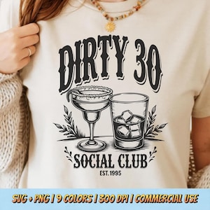 Könnte beinhalten: Beiges T-Shirt mit schwarzem Grafikdesign. Es zeigt den Text "DIRTY 30" über einer Margarita und einem Whiskeyglas mit Eiswürfeln. Darunter steht "SOCIAL CLUB EST.1995". Das T-Shirt hat einen Rundhalsausschnitt.