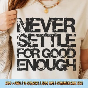Può includere: T-shirt beige con la scritta "NEVER SETTLE FOR GOOD ENOUGH" in nero. La persona indossa la maglietta. La parte inferiore dell'immagine contiene informazioni sul tipo di file, le opzioni di colore, la risoluzione e l'uso commerciale del design.