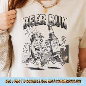 Puede incluir: Una camiseta beige con una ilustración de dibujos animados en blanco y negro de una lata y una botella de cerveza corriendo juntas. El texto "BEER RUN" está impreso encima de los personajes de dibujos animados. La camiseta la lleva una persona.