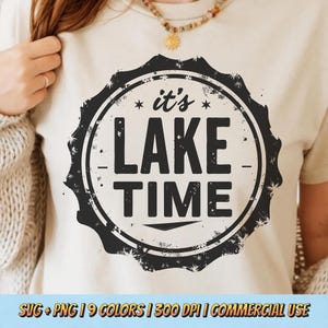 Es ist Lake Time T-Shirt Design PNG SVG - Sommerferien Bootfahren Retro Outdoor Camping Zitat Sublimation Digital Lake Life Grafikästhetik