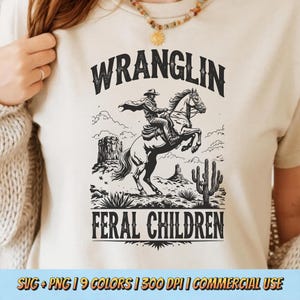 Wranglin Feral Children SVG - Cowboy Western retrò PNG, Clipart vintage del selvaggio West, Maglietta rustica con umorismo per adulti DTF Design a sublimazione POD