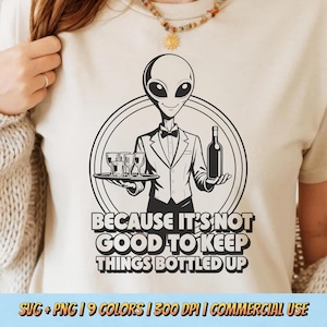 Puede incluir: Camiseta beige con un gráfico en blanco y negro de un camarero alienígena sosteniendo una bandeja y una botella de vino. El texto "BECAUSE IT'S NOT GOOD TO KEEP THINGS BOTTLED UP" está debajo.