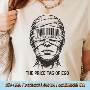 Puede incluir: Una camiseta de color crema con un gráfico negro de una cabeza envuelta en vendas con un código de barras sobre los ojos. El código de barras incluye los números 4 40181 700982. Debajo del gráfico, el texto dice THE PRICE TAG OF EGO en negro.