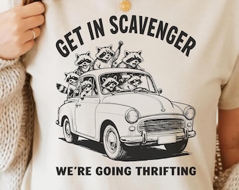 Entra Scavenger, andiamo a fare shopping all'usato PNG SVG - Divertente citazione sul procione, shopping all'usato vintage, umorismo, animali retrò, grafica digitale, sublimazione