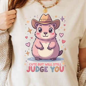 Lindo pero aún así te juzgará PNG - Animal kawaii divertido, arte de camiseta de vaquero, diseño gráfico de camiseta retro de los años 90, uso comercial POD